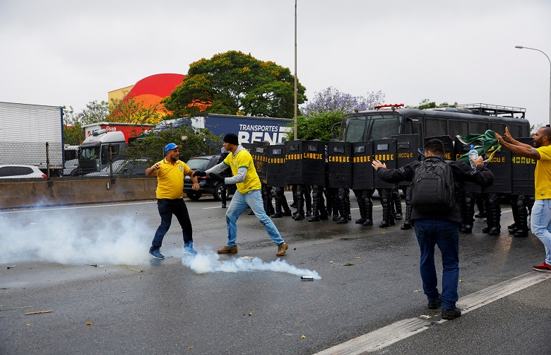 Bolsonaristas são dispersados em São Paulo REUTERS / Amanda Perobelli