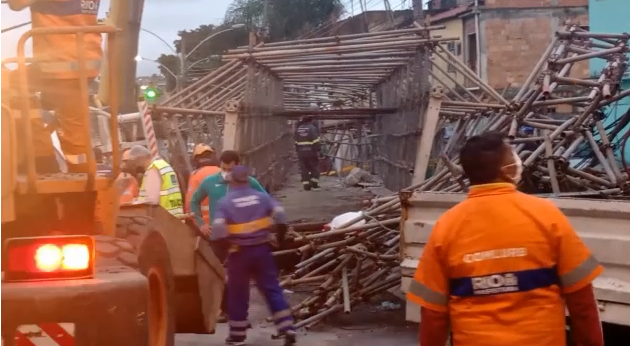 Caminhão derruba passarela sobre trilhos e trem bate contra estrutura Foto: BandNews FM Rio de Janeiro