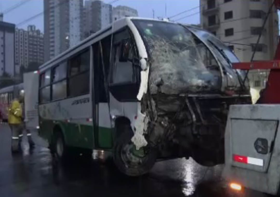 Motorista de ônibus morre após acidente em Santo André (SP)