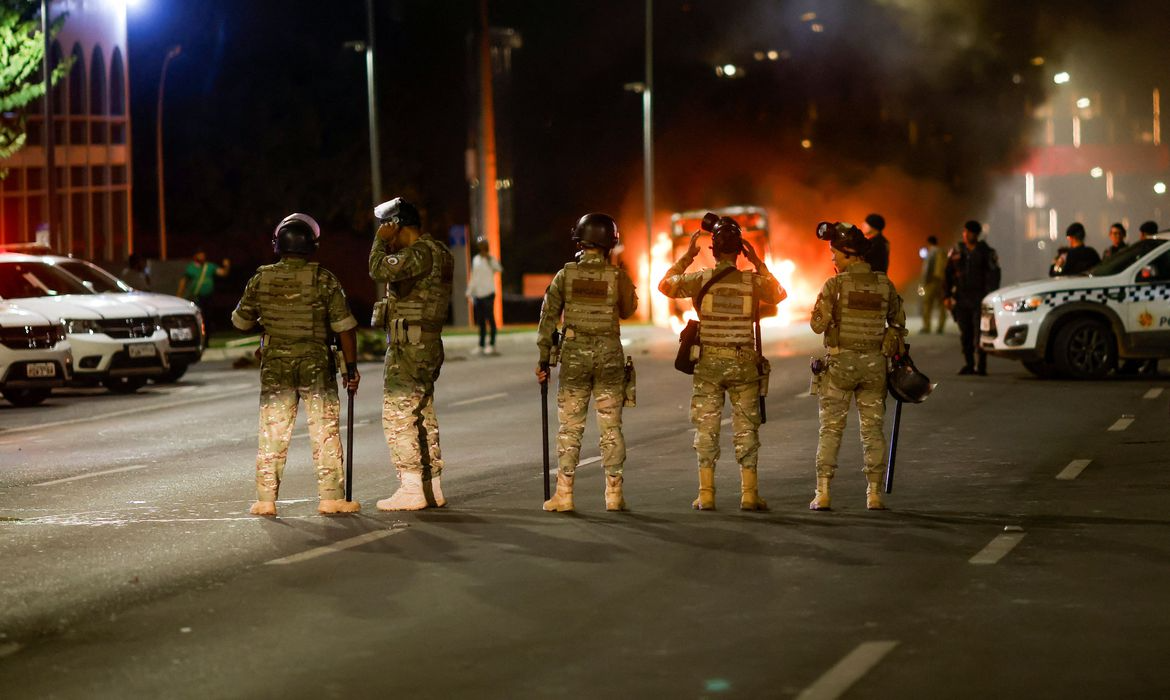 Bolsonaristas são presos por tentativa de invasão ao prédio da PF em Brasília Foto: Agência Brasil