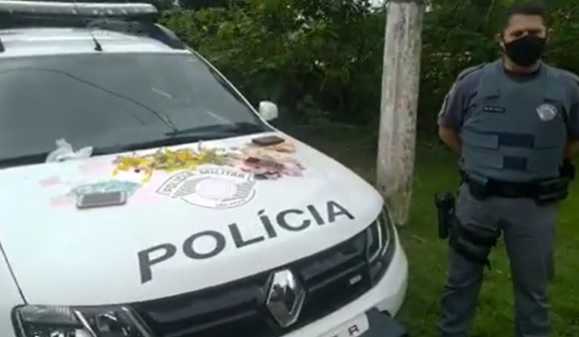 Mulher é presa por tráfico de drogas em Ilhabela usando criança de 11 meses para despistar a polícia Divulgação/ Polícia Militar