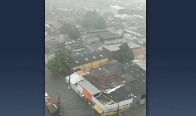 Alerta de novas tempestades prejudica buscas por desaparecidos em Recife