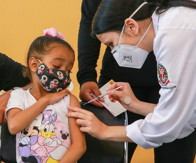 Crianças começam a ser vacinadas em São Paulo.