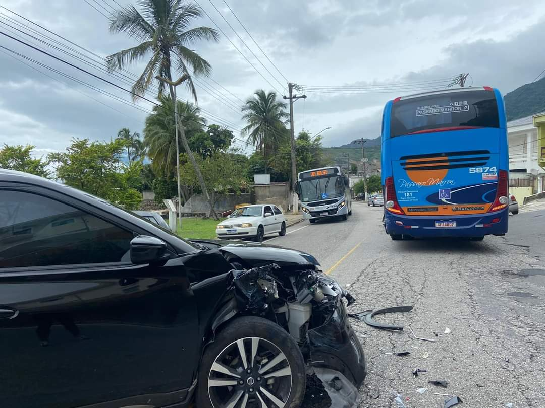 Acidente entre carro e ônibus causa lentidão no KM 55 da Rio Santos em Caraguá Divulgação/ Comunicação Social Vale