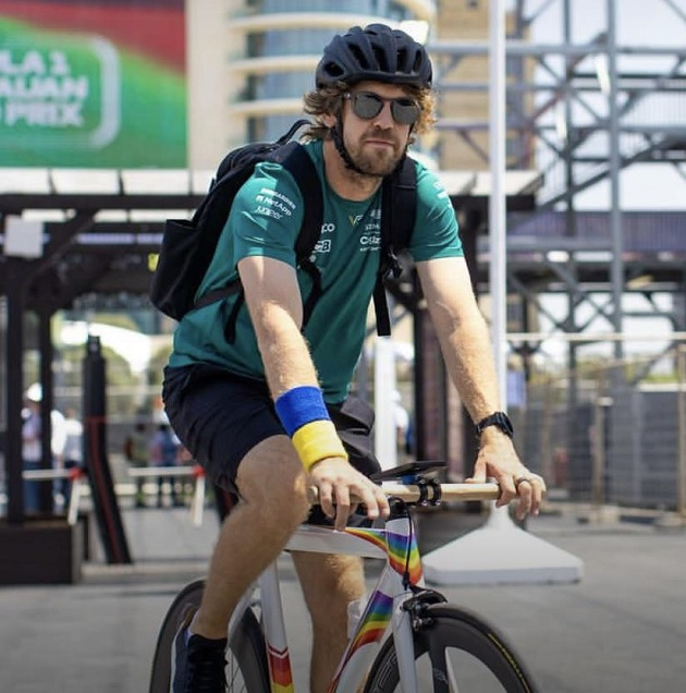 Sebastian Vettel com sua bicicleta nas cores do arco-íris Kym Illman