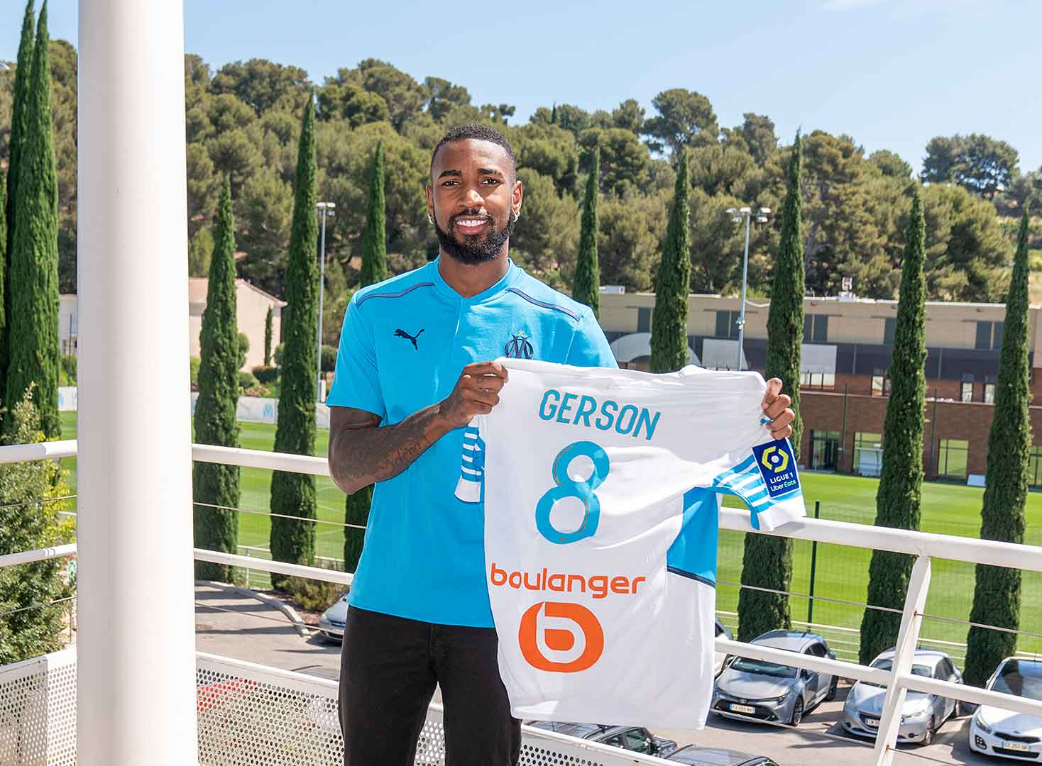 Gerson posa com a camisa 8 do Olympique Divulgação/Olympique de Marselha