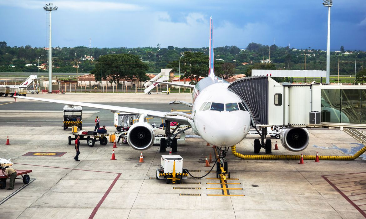 As passagens aéreas subiram cerca de 77% no Brasil nos últimos 12 meses. Foto: Agência Brasil