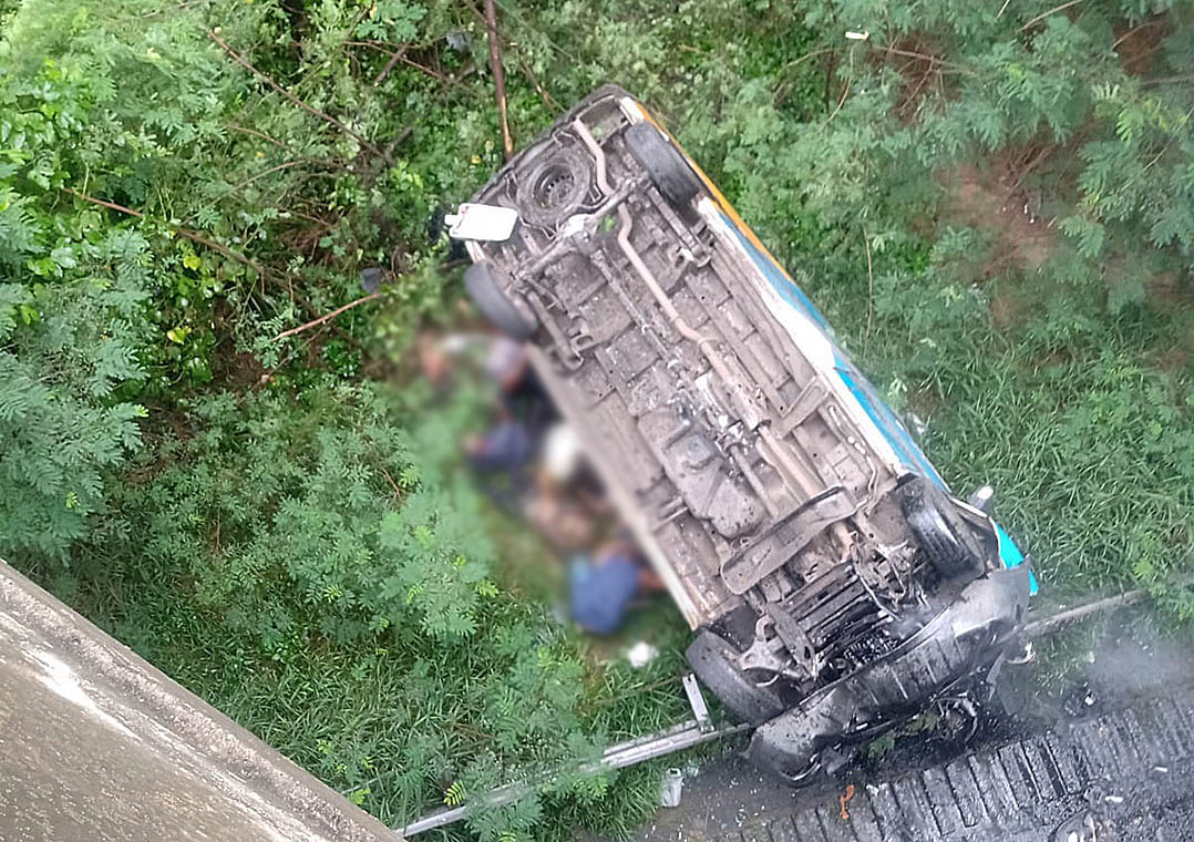 Van cai de viaduto no RJ e ao menos uma pessoa morreu; 13 ficaram feridas