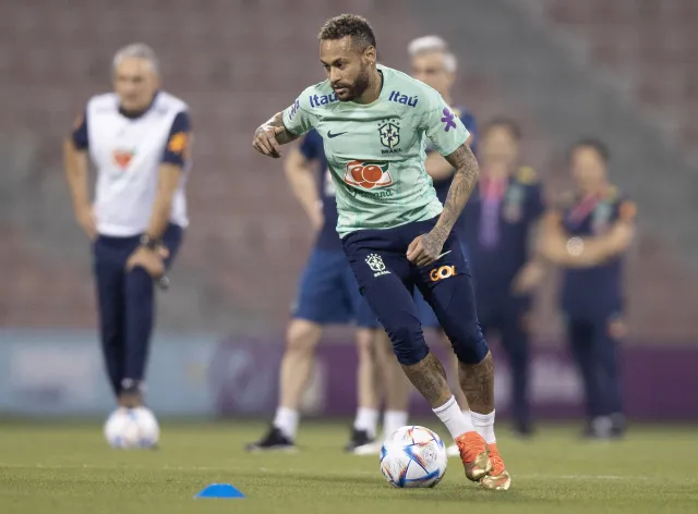 Neymar durante treino da Seleção Brasileira neste sábado (3)