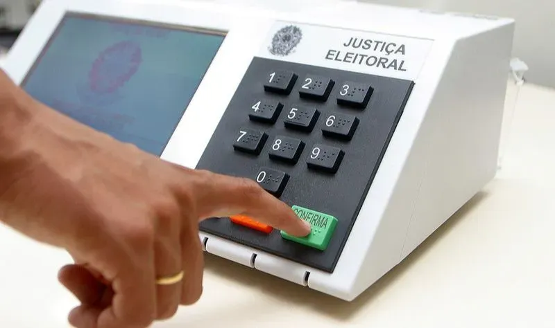 Votação é até 17 horas deste domingo 