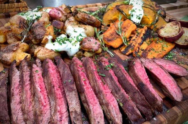 Bife do vazio com batatas ao murro, legumes na chapa e creme azedo refrescante | Band Receitas