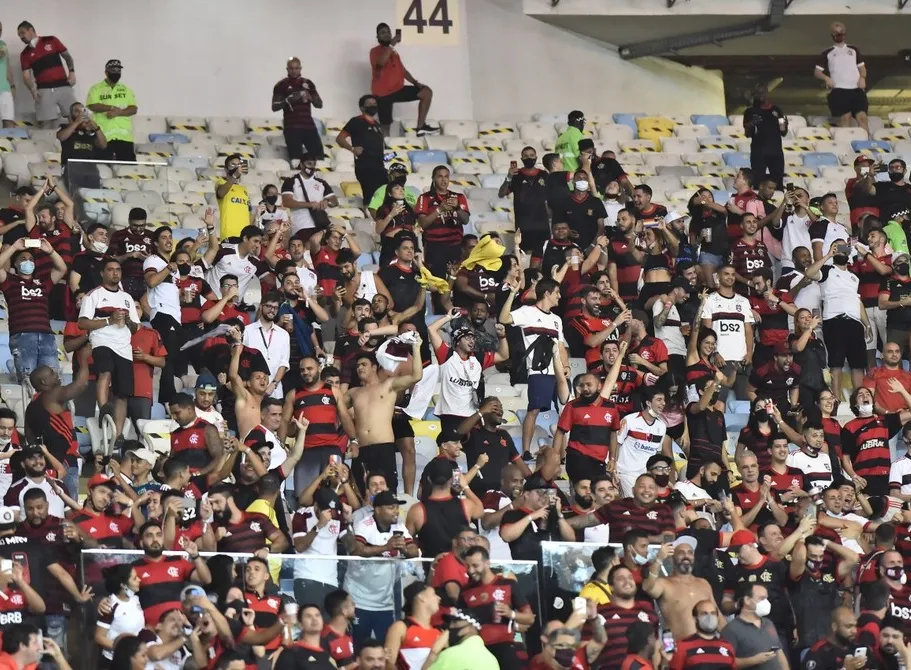 Torcida do Flamengo aglomerada em setor do estádio
