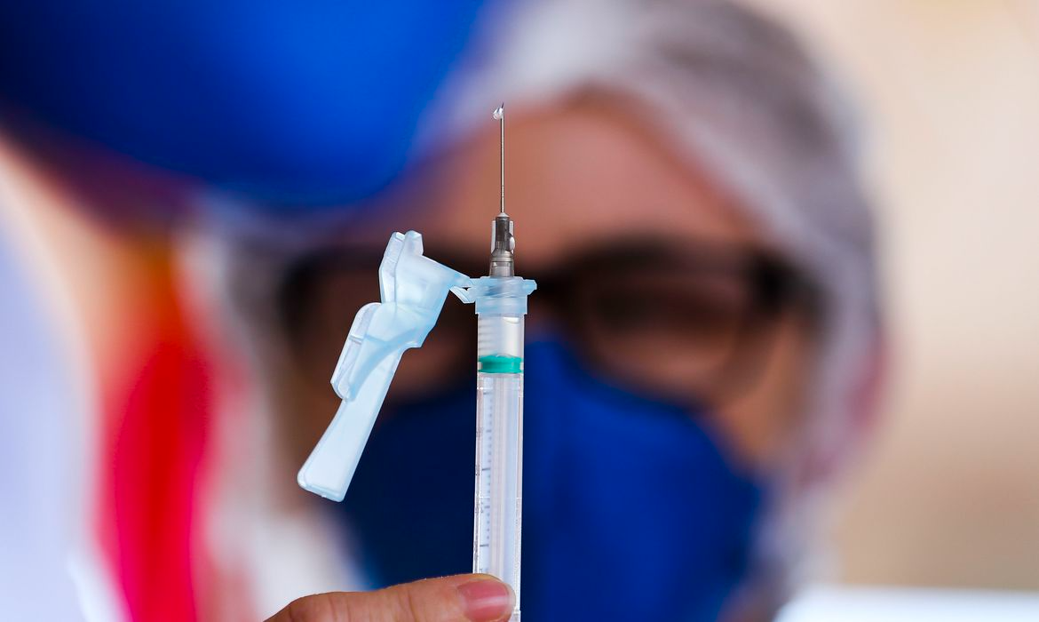 Enfermeira é presa por aplicar vacina vazia em troca de dinheiro na Itália