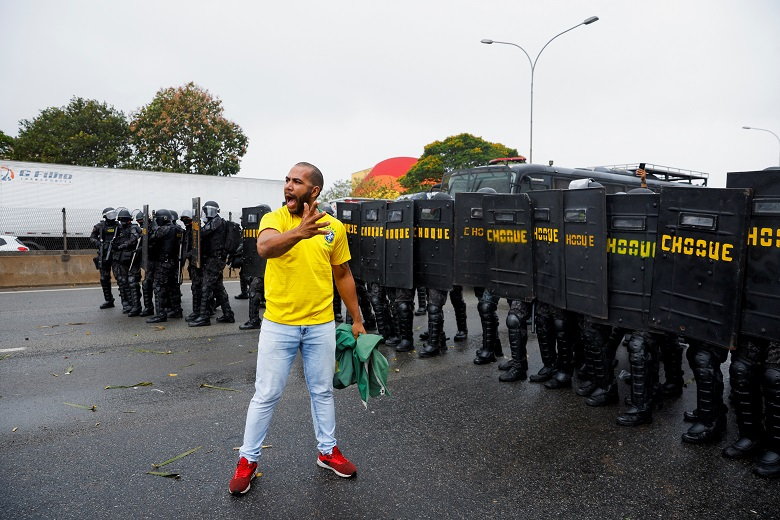 Apoiador de Bolsonaro, na rodovia Castelo Branco em Barueri, 2 de novembro de 2022 REUTERS/Amanda Perobelli