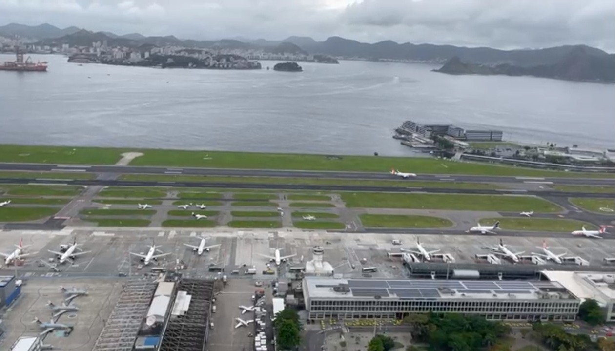 Greve de pilotos e comissários afeta ao menos 19 voos no Santos Dumont Filipe Macon | BTN