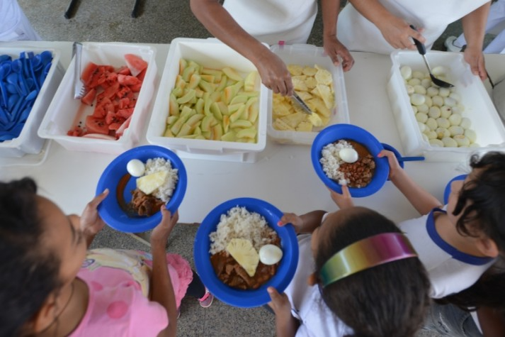 18,8 milhões de crianças passam fome no Brasil; na Baixa Fluminense, crianças comem gambás