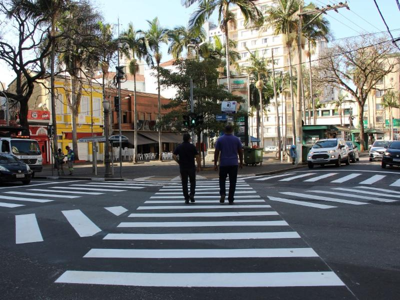 Pedestres atravessam na faixa  Divulgação/Emdec