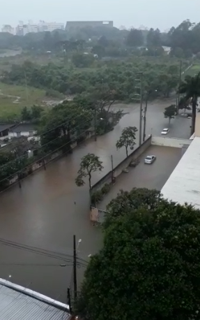 Chuvas fortes em Curitiba deixam pessoas ilhadas e ruas alagadas