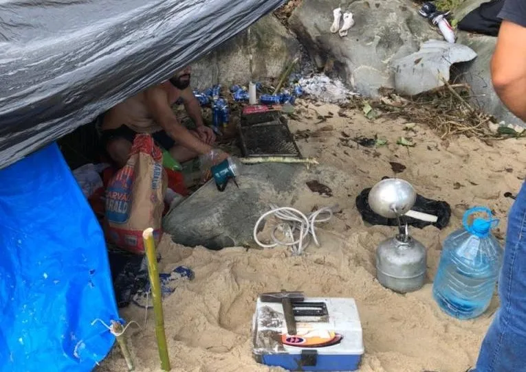 Grupo foi flagrado enquanto acendia churrasqueira na Praia Brava da Martim de Sá
