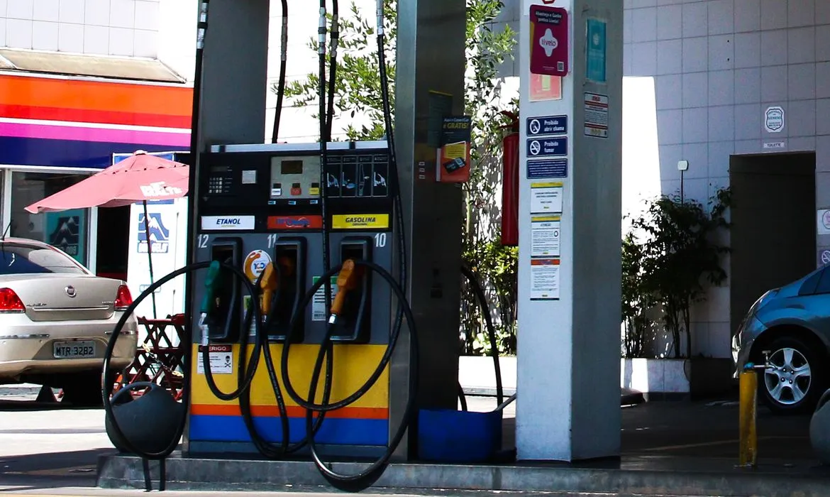 Valor do litro para a distribuidoras a partir desta terça-feira (16) passa de R$ 3,71 para