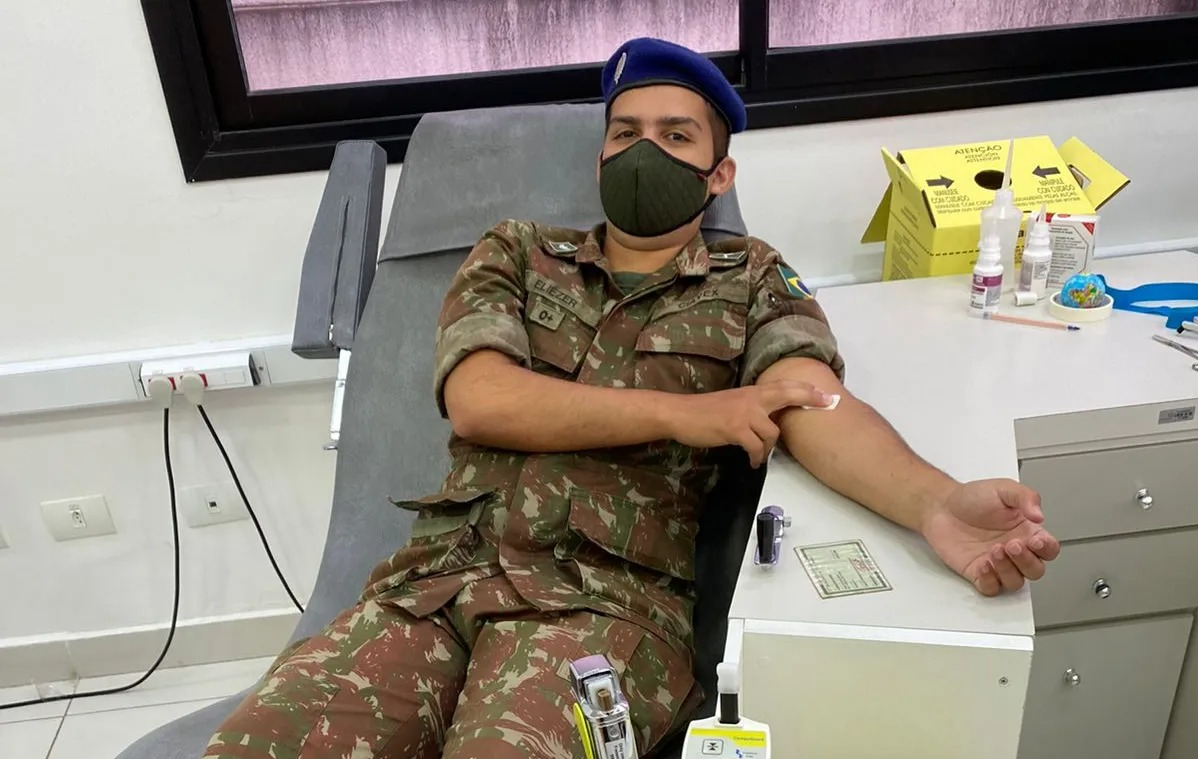 Militar, durante campanha para fortalecer doação de sangue em Taubaté Divulgação/EB