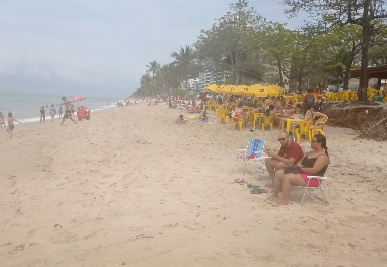 Praia Martim de Sá, em Caraguatatuba, tem movimento grande de turistas, mas sem aglomerações Marvin Pinho/Band Vale