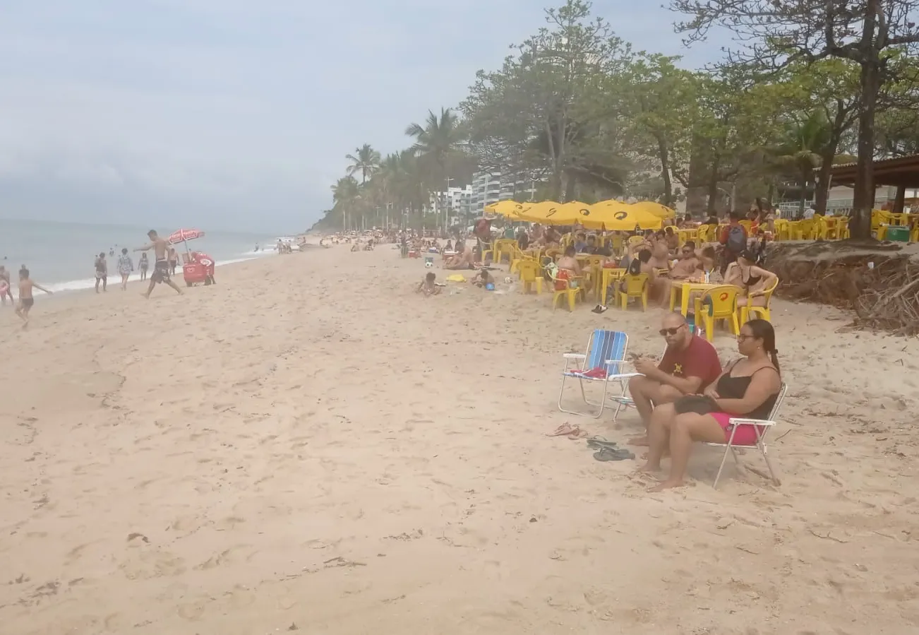 Praia Martim de Sá, em Caraguatatuba, tem movimento grande de turistas, mas sem aglomerações