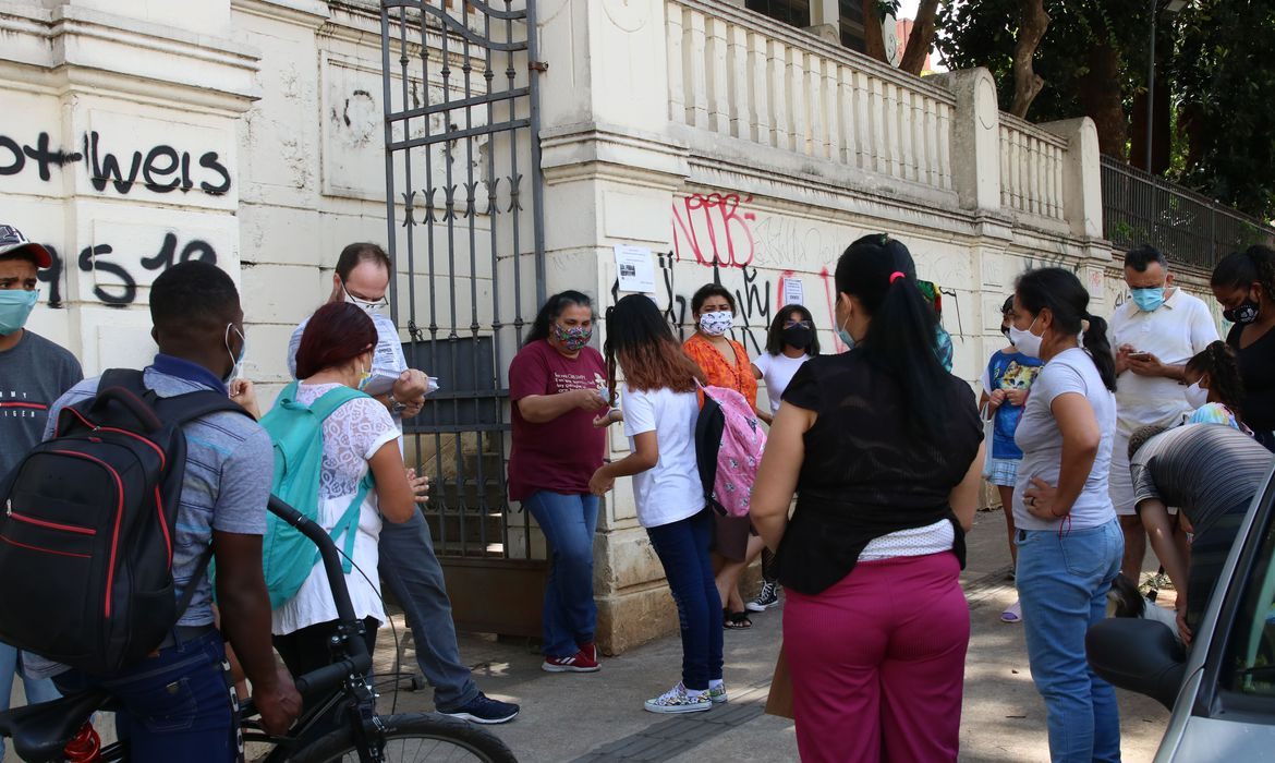 Alunos em frente à escola estadual em Campinas  Divulgação 