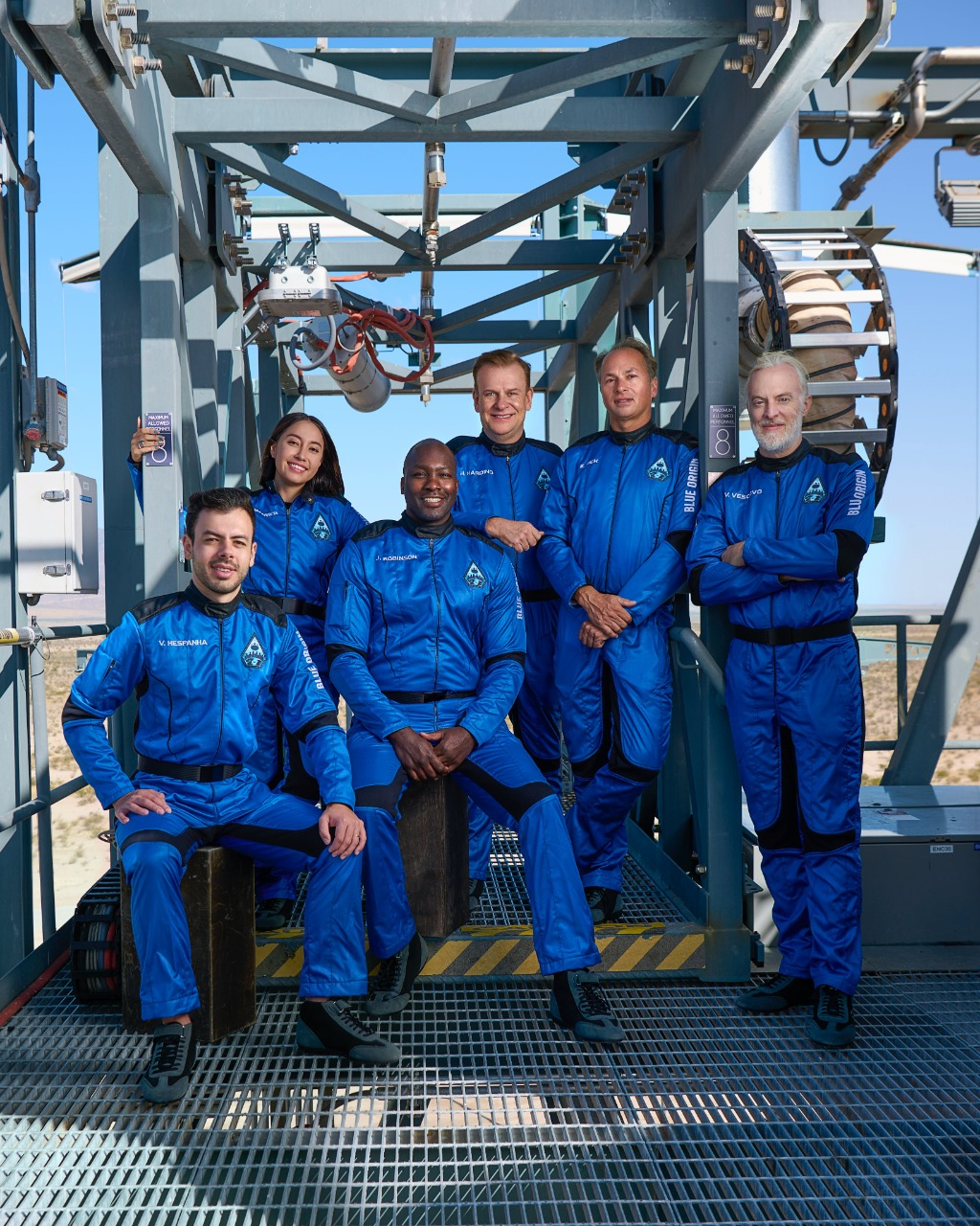 Brasileiro Vitor Hespanha com equipe para voo suborbital realizado neste sábado (10) Foto: Divulgação/ Blue Origin