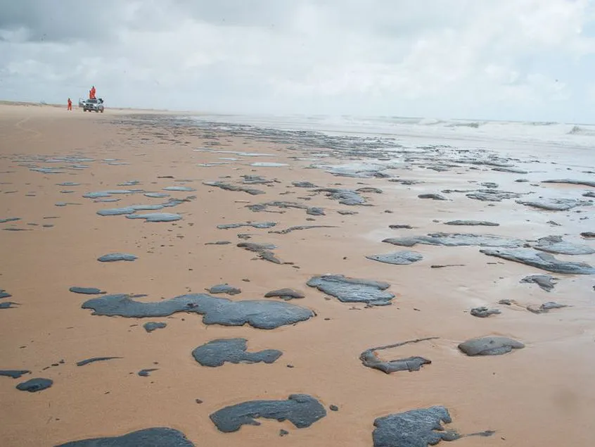 Em 2019, manchas de óleo tomaram as praias dos nove estados no Nordeste