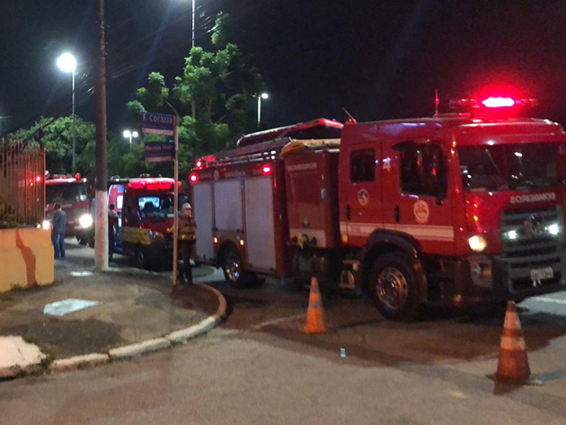 Bombeiros combatem incêndio em galpão na zona oeste de São Paulo Igor Calian/Band TV