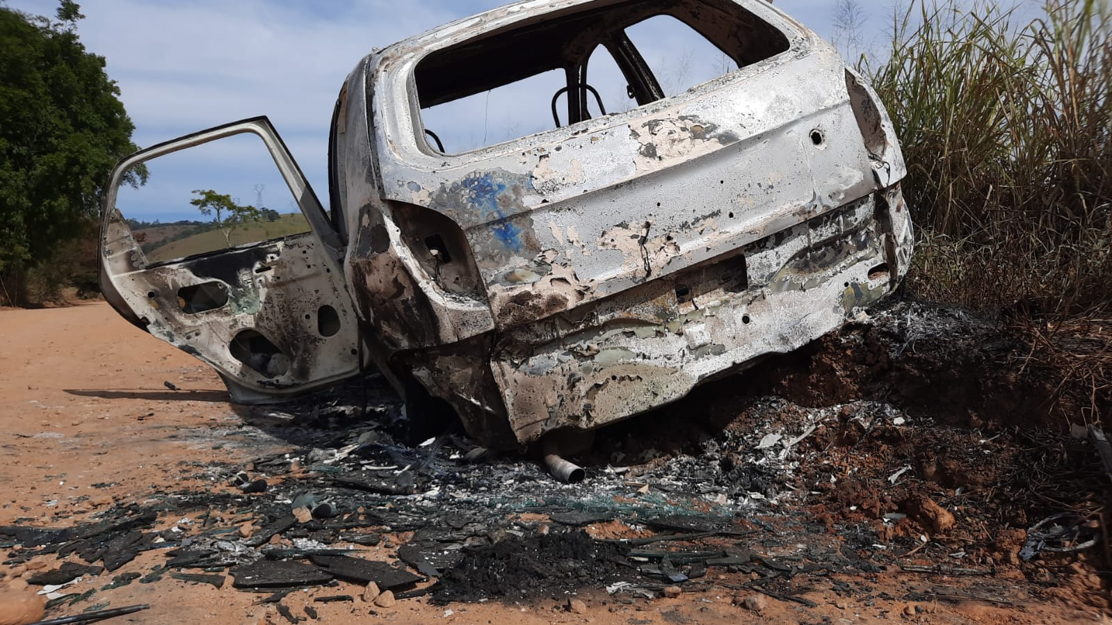 Corpo carbonizado é encontrado dentro de carro na zona rural de Taubaté  Rauston Naves