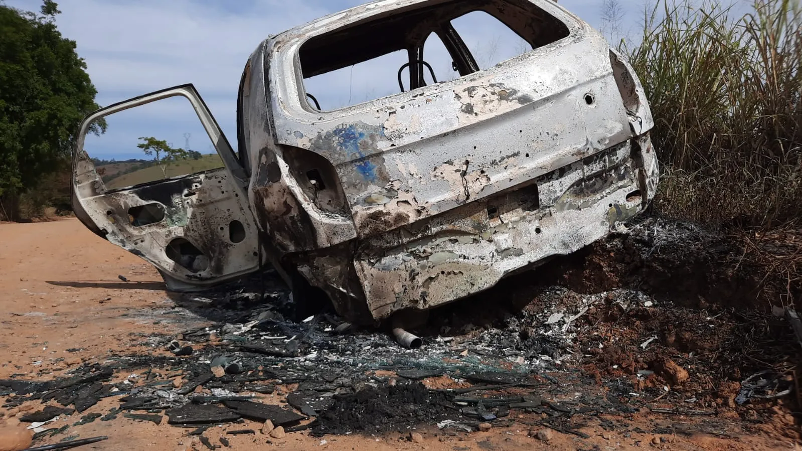 Corpo carbonizado é encontrado dentro de carro na zona rural de Taubaté 