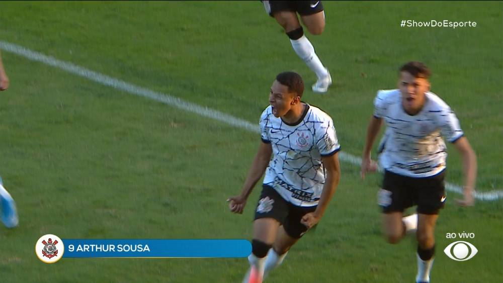 Arthur Sousa comemora gol da vitória do Corinthians