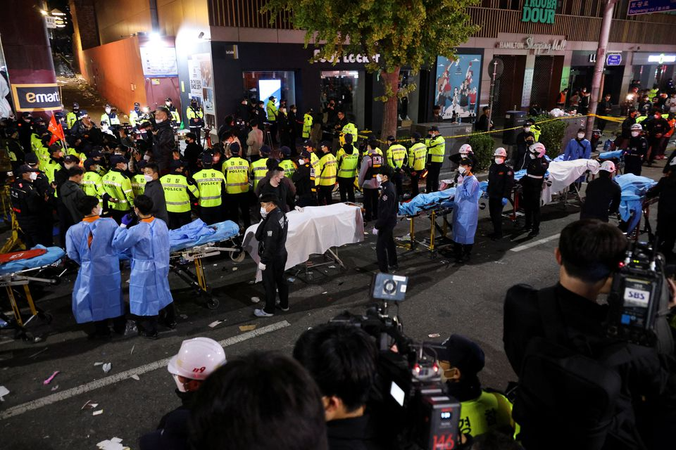 Pessoas sendo resgatadas durante a festa de Halloween na Coreia do Sul Kim Hong-ji/Reuters