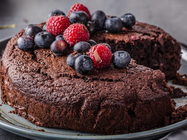 Como fazer bolo de chocolate simples: receita fácil fica fofinha e  molhadinha, Delicioso Receitas