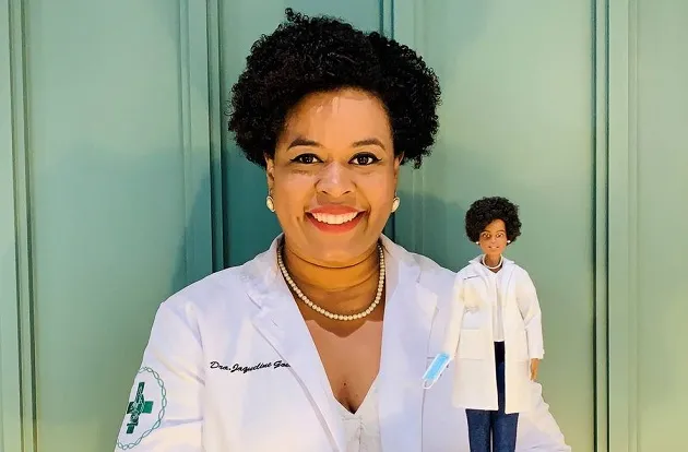 Cientista brasileira que ajudou a sequenciar coronavírus e foi homenageada com Barbie