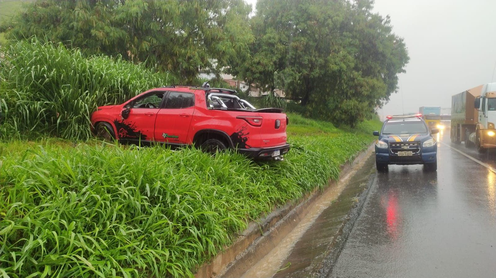 Carro perdeu o controle e capotou na pista, parando em uma área de mata ao lado da rodovia Divulgação/ PRF