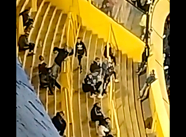 Torcedor do Boca Juniors imita macaco em partida contra o Corinthians