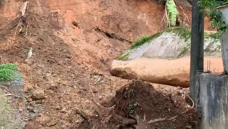 Pedra desabou após os temporais do último final de semana Reprodução