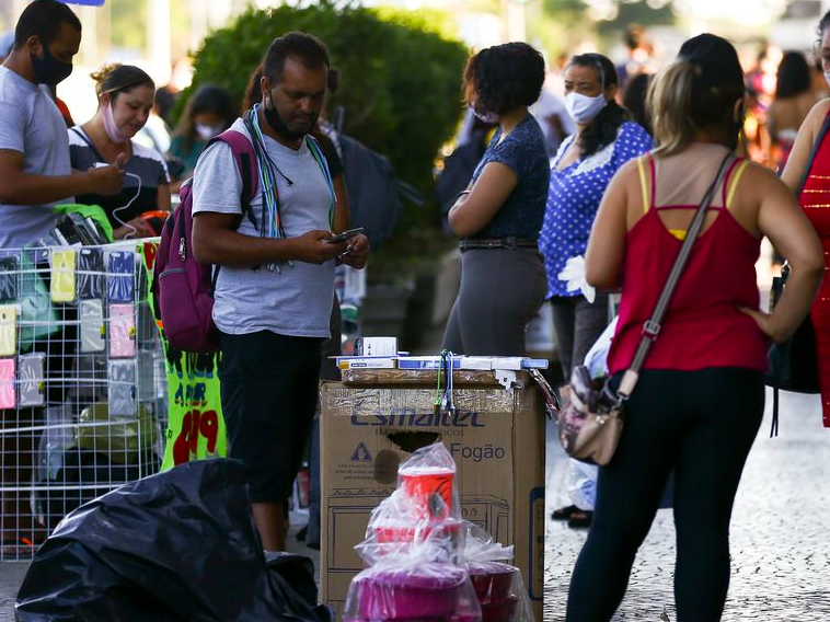 Pouco mais da metade dos trabalhadores informais, cerca de 53%, trabalham por conta própria como camelôs Foto: Marcelo Camargo/Agência Brasil