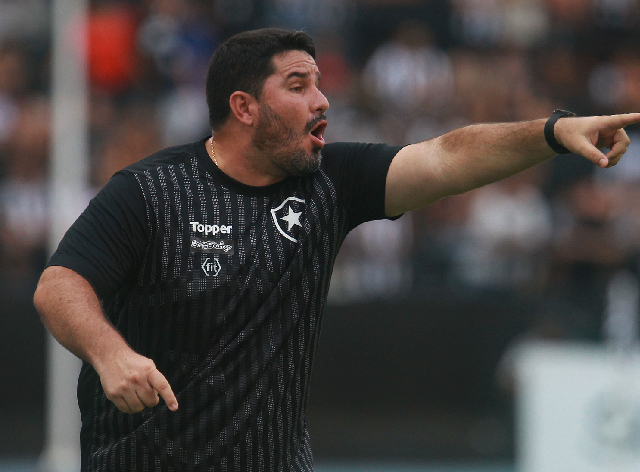 Eduardo Barroca no comando do Botafogo em partida válida pelo Campeonato Brasileiro Vitor Silva/Botafogo