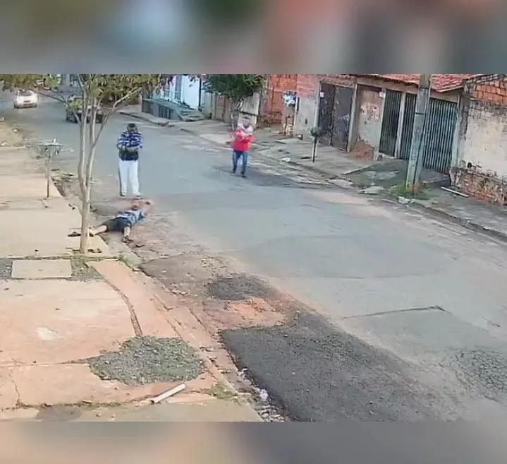 O homem foi atingido por cinco disparos