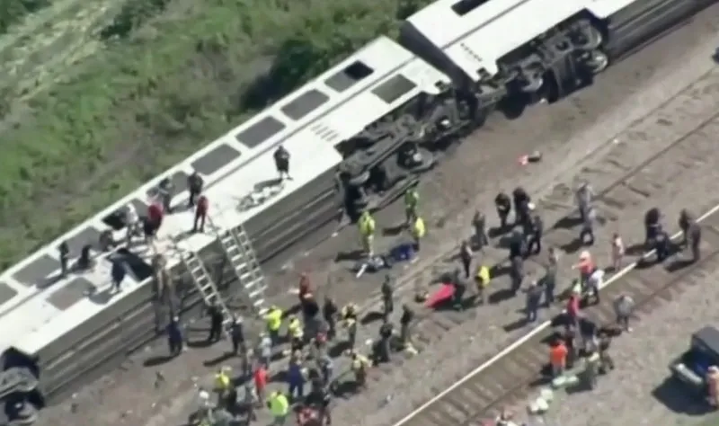 Colisão entre trem e caminhão deixa três mortos e 50 feridos nos EUA