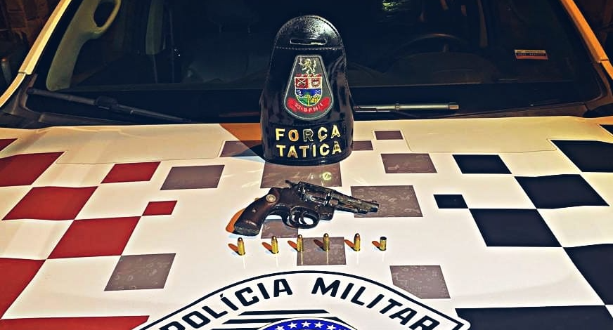 A polícia apreendeu uma arma calibre 32 com uma munição deflagrada e cinco intactas Divulgação/ PM