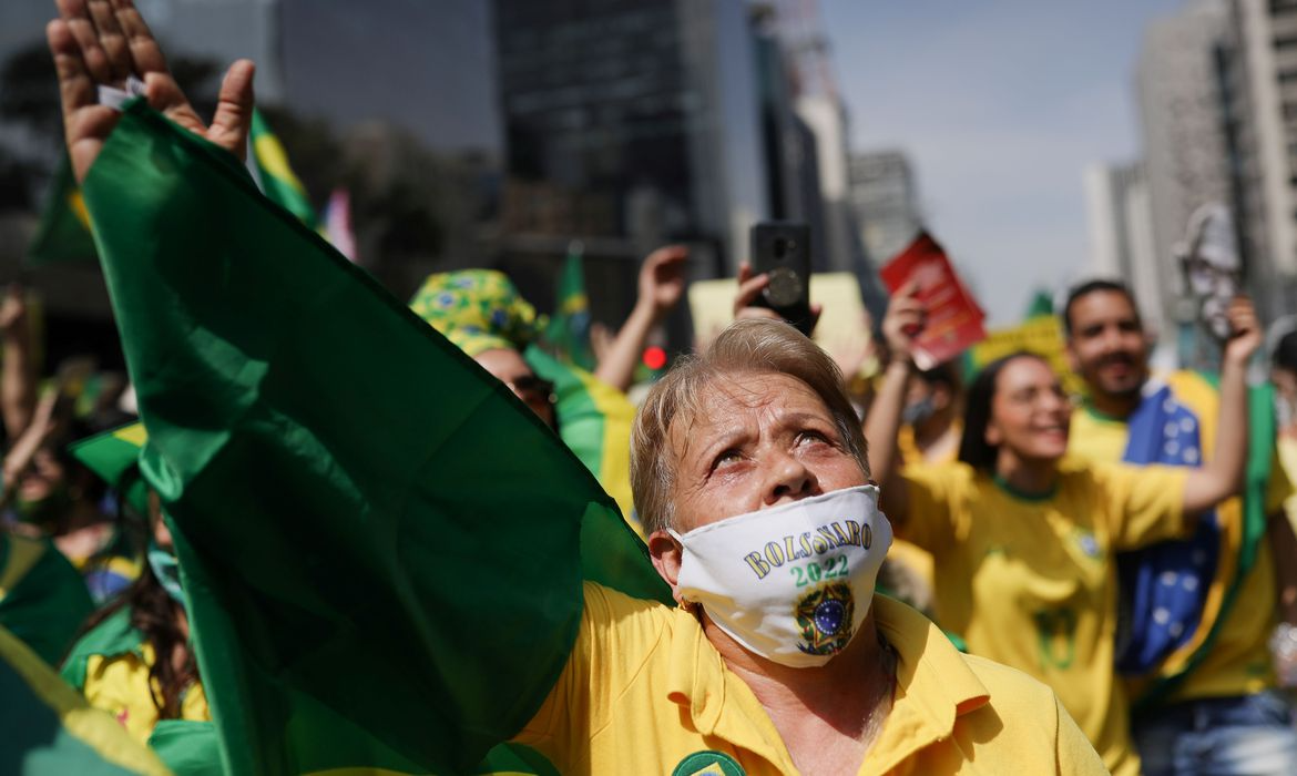 Reinaldo: Fanáticos tiram de Bolsonaro o que lhe dão
