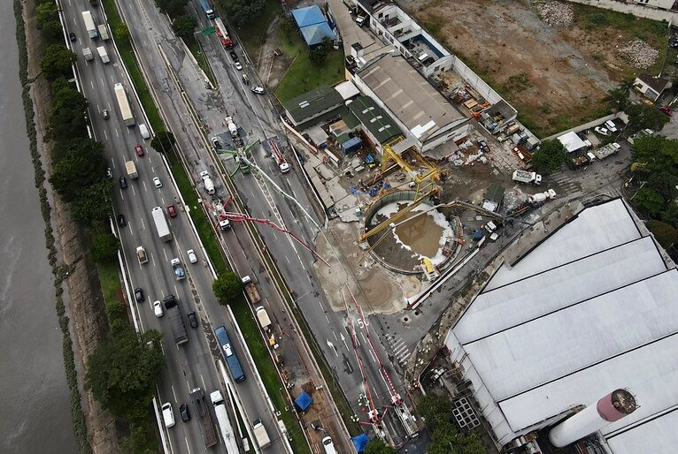 Autoridades afirmam que água será transportada para a outra margem do Rio Tietê Reprodução/Governo do Estado de São Paulo