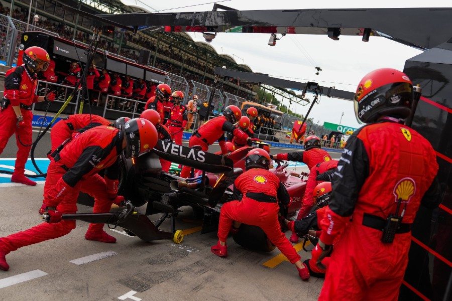 Diretor diz que Ferrari mantém motivação e elogia lideranças da equipe