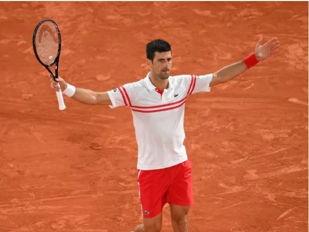 Sérvio encara o grego Stefanos Tsitsipas em busca do segundo título em Paris  Nicolas Gouhier/FFT