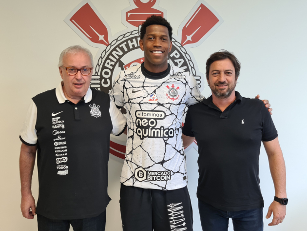 Corinthians anuncia renovação com zagueiro Gil até o fim de 2023